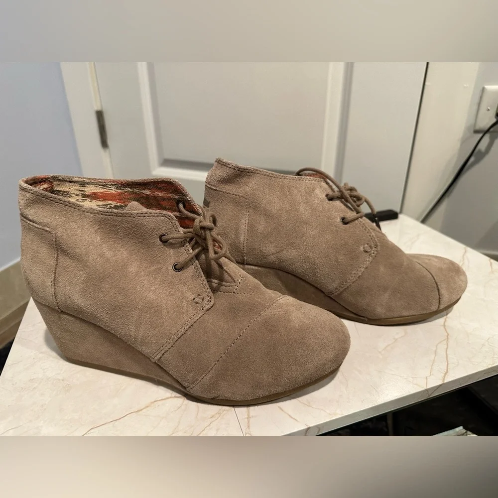 *LIKE NEW*Sz 10*TOMS* wedges